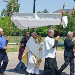 Catholics honor Christ in Eucharist