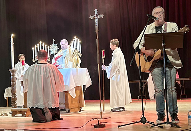 Eucharistic Revival on the Mississippi: Several-hundred youths get to know God better at Burlington retreat