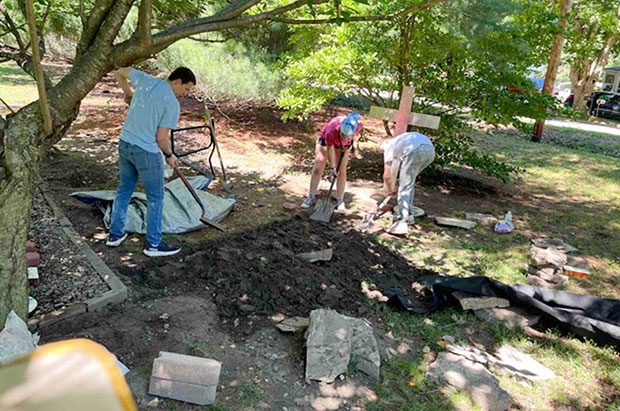Youths ‘dig in’ to service in Farmington