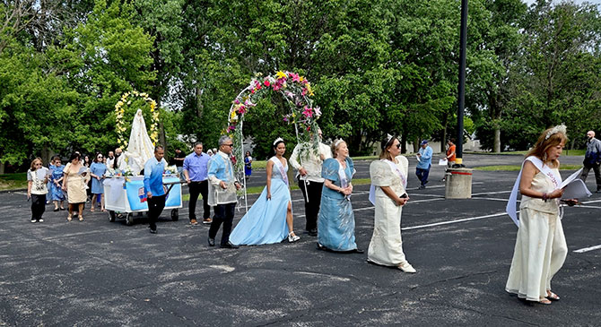 Filipino Catholics Celebrate Mary